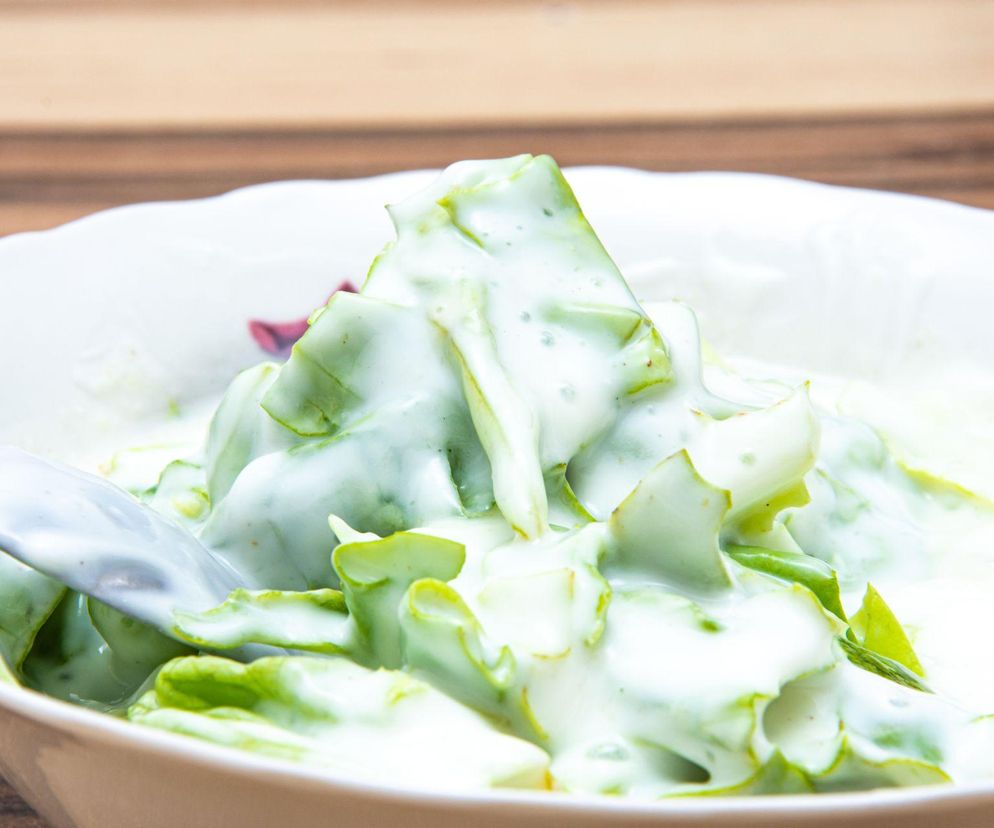 Sałata masłowa ze śmietaną na słodko – klasyczny dodatek do obiadu jak u babci