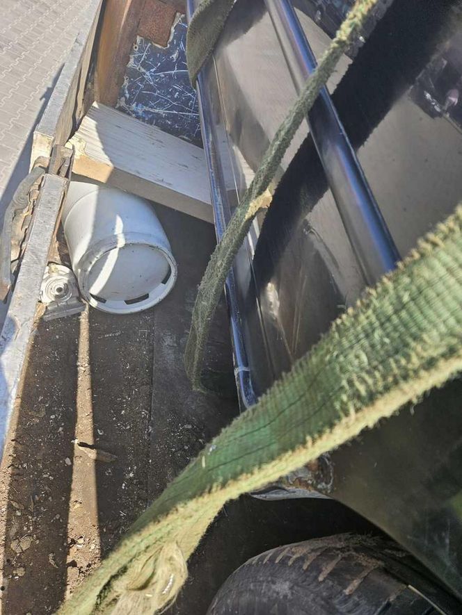 Załadował samochód na pakę i „zabezpieczył” go… butlami z gazem. Policjanci oniemieli