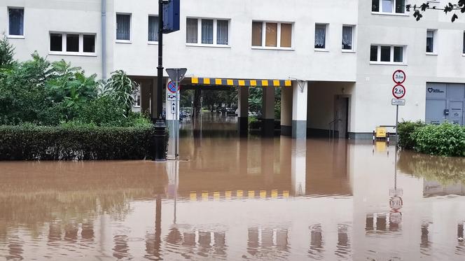 Nysa. Ratownicy WOPR i GOPR z całego kraju zjeżdżają do miasta. Dwugodzinne kolejki w sklepach