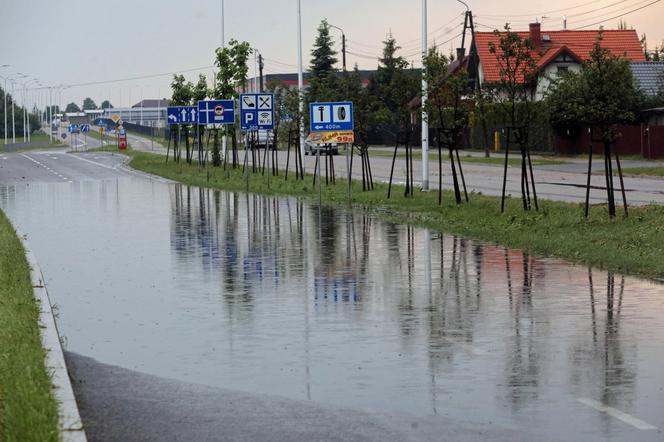 Suwałki zalane! Zatopione ulice i posesje po ulewnym deszczu [ZDJĘCIA]