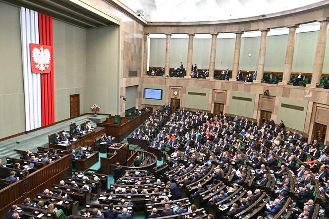 Nowy sondaż CBOS. Konfederacja rośnie, Lewica ledwo nad progiem