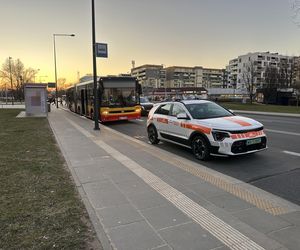 Tragiczne potrącenie w Warszawie. 16-latka została wciągnięta pod autobus. Wstrząsające szczegóły 