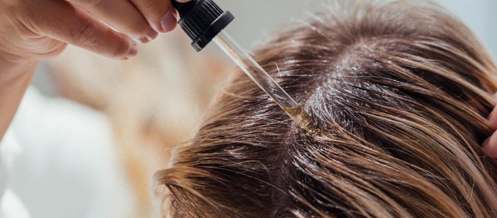 Ten olejek przyspieszy wzrost włosów. Źródło witamin i kwasów tłuszczowych