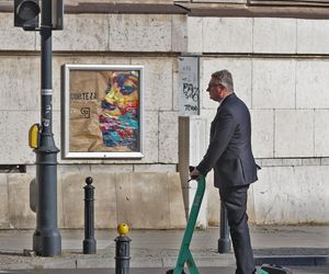 Poseł Wipler przejechał hulajnogą na czerwonym świetle