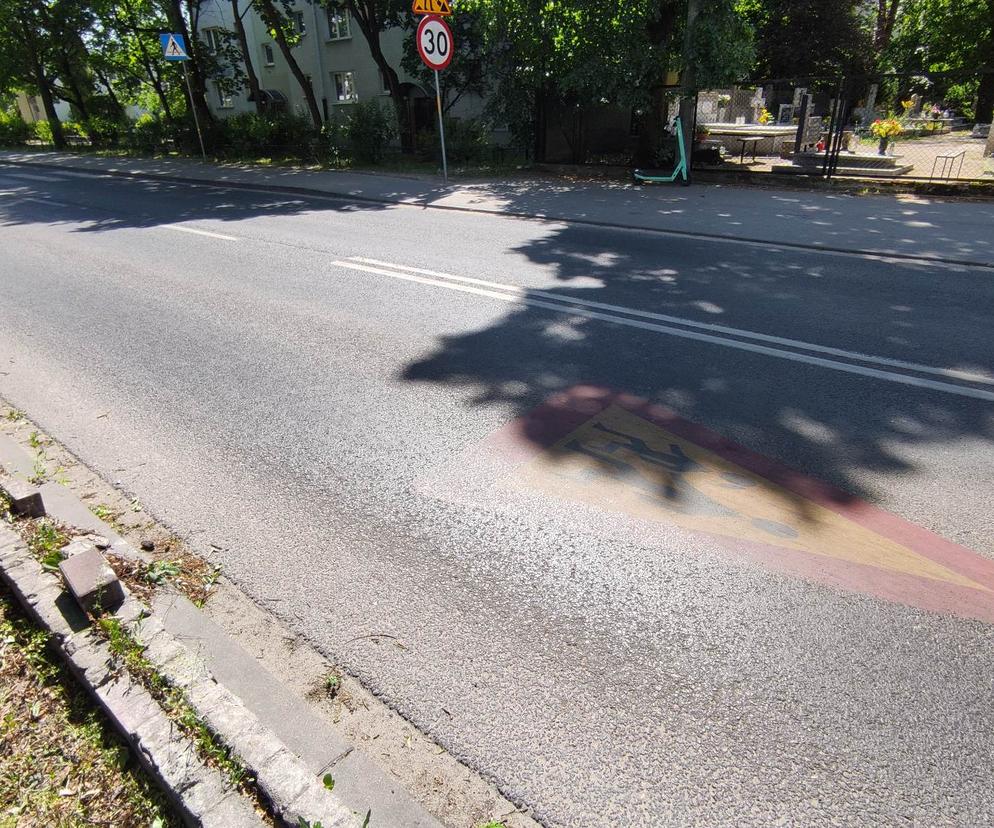 Poważny wypadek przy SP nr 4 w Toruniu. 11-latek wjechał pod samochód. Zdjęcia z miejsca zdarzenia