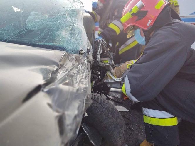 Dobrąg. Wypadek na DK 16. Kierująca BYŁA ZAKLESZCZONA w aucie [ZDJĘCIA]