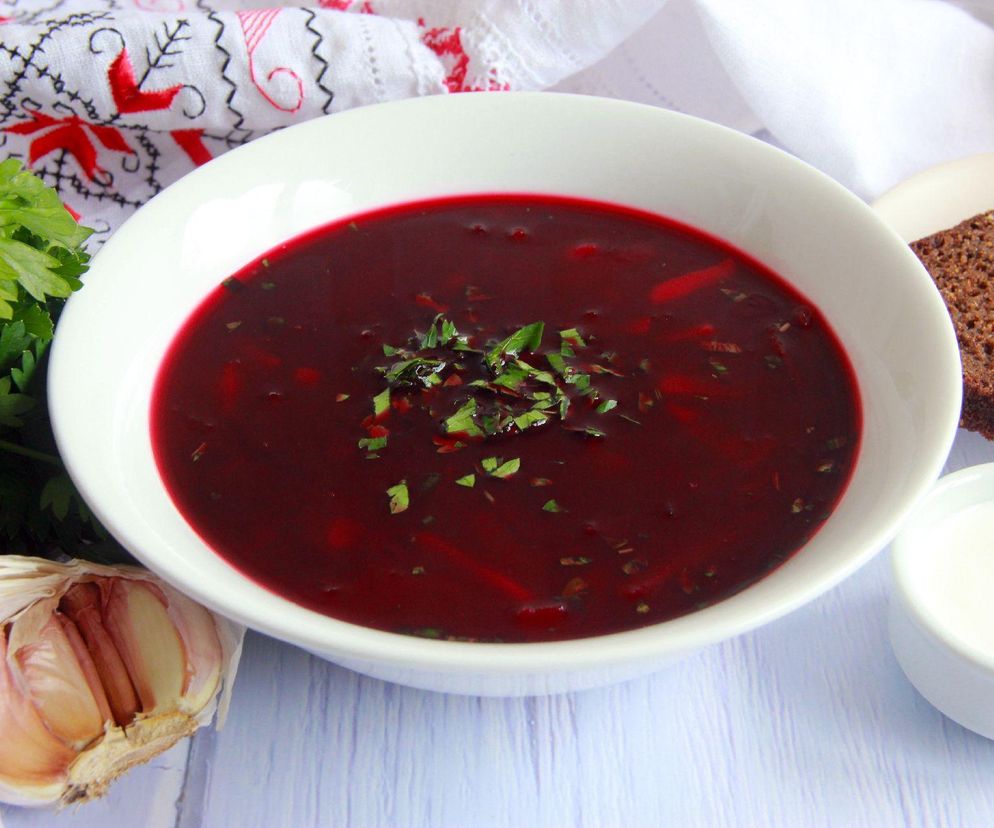 Jak zrobić wywar mięsny na barszcz czerwony? Uniwersalny przepis nie tylko na Boże Narodzenie