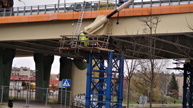 Trwa naprawa Mostu Uniwersyteckiego. Sprawdzamy, jak przebiegają prace [ZDJĘCIA]