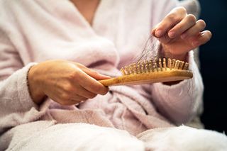 Odkryto nową przyczynę wypadania włosów. Do tej pory obwiniano geny i stres