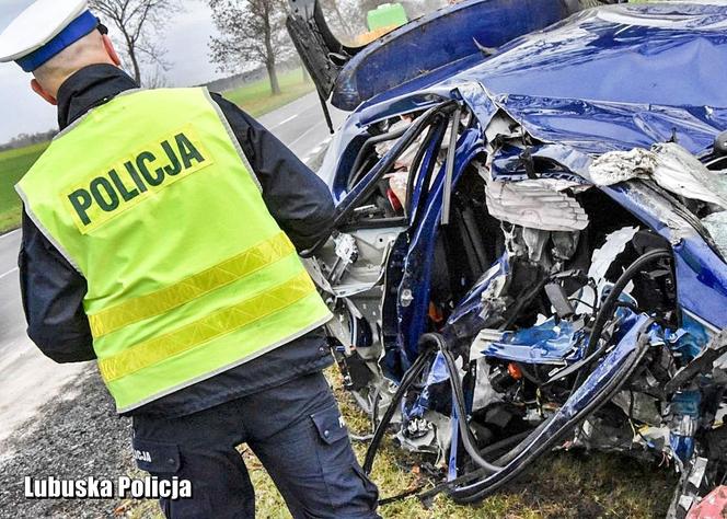 Sportowy Peugeot 308 GTi roztrzaskany na drzewie	