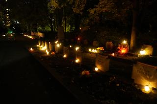 Cmentarz na poznańskiej Cytadeli nocą