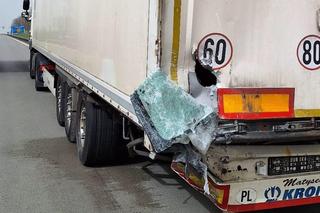 Potężny SUW roztrzaskał się o przyczepę ciężarówki. Co z kierowcą? 