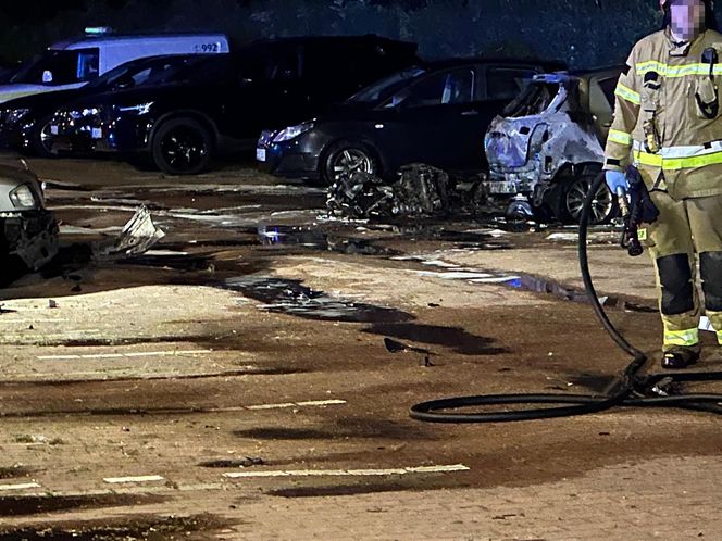 Makabryczny wypadek na Mokotowie. Motocyklista zderzył się z autem i wpadł na parking