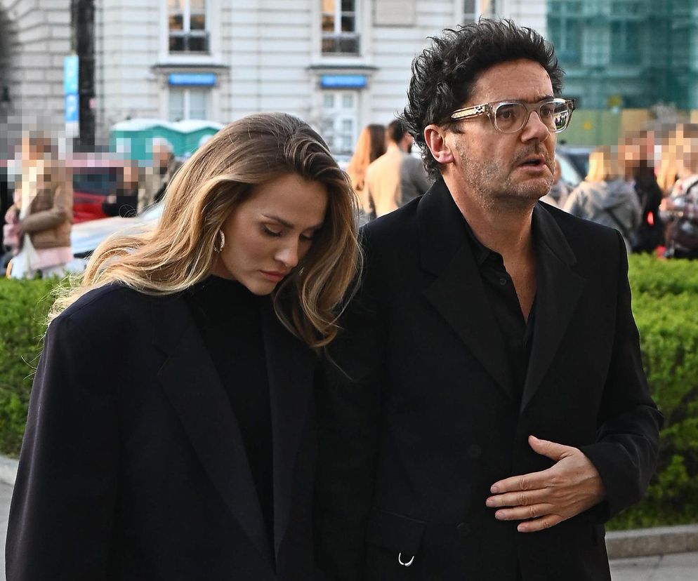 Kuba Wojewódzki z partnerką  na premierze Hamleta