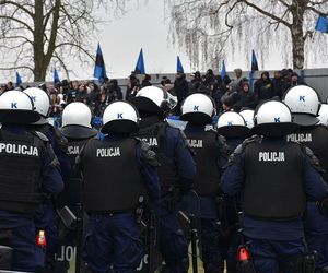 Policja na meczu w Jarosławiu. Kibice wbiegli na murawę 