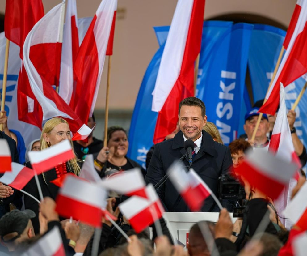 Zorro skradł show Trzaskowskiemu podczas wiecu w Tarnowie. Walczył szpadą i transparentem