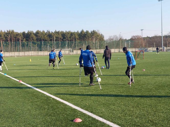 Po amputacji nic sie nie kończy. Trenują w drużynie Amp Futbolu Zawiszy Bydgoszcz. Są jedną nogą w finale