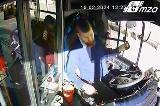 Kierowca autobusu zobaczył niewidomą przy przejściu dla pieszych. Jego reakcja poruszyła wszystkich 