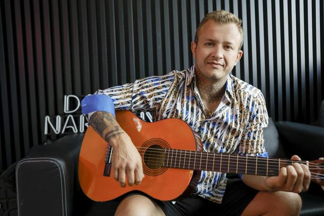Dawid Narożny z zespołu Piękni i Młodzi dodał zaskakującą relację. Karetka pogotowia niepokoi