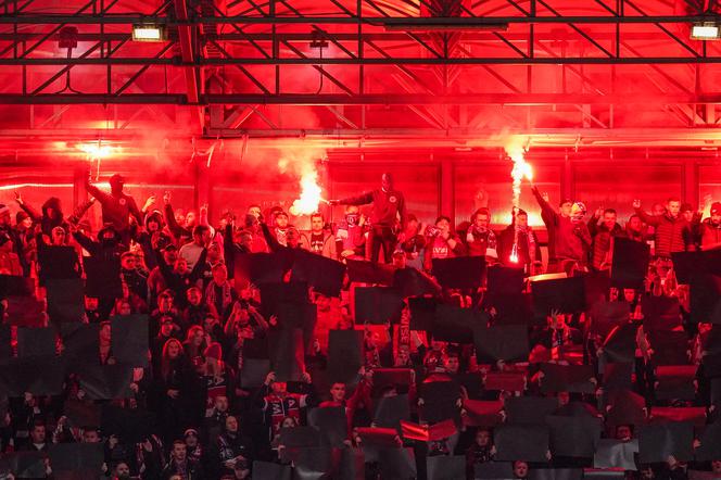 Kibice Wisły Kraków podpalili własny stadion