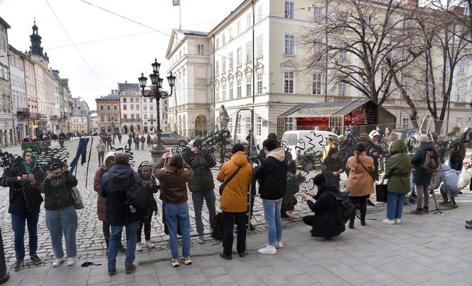 Ochotnicy wyplatają siatki maskujące w Domu Architekta w Baszcie Prochowej we Lwowie