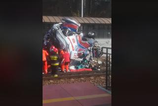 Karetka zmiażdżona przez pociąg! Wypadek na przejeździe kolejowym w Puszczykowie