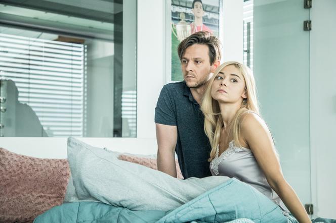 Papiery na szczęście, odcinek 1. Marta (Adriana Kalska), Kris (Mateusz Kmiecik)