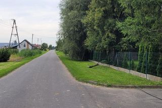 Skosił kombajnem… słupy telefoniczne. Policjanci z Gostynia ustalili sprawcę