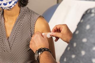 Emeryci szturmują punkty szczepień przeciwko grypie! Kalisz: przed pandemią trzeba ich było namawiać