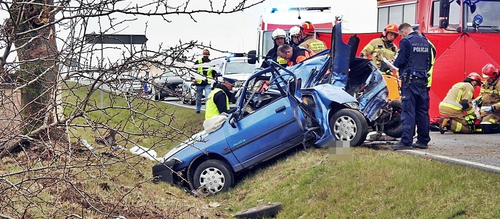 Tragiczny wypadek we Wieszkach w powiecie nakielskim. Kierowca nie żyje 