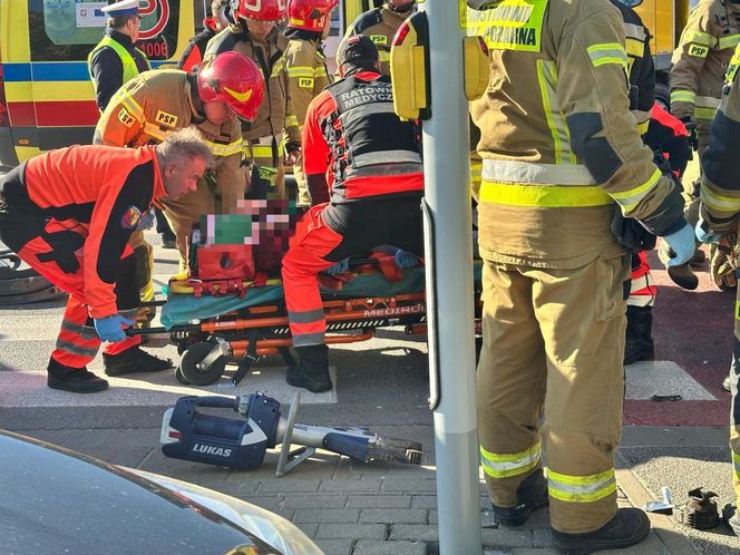 Potworny wypadek w Warszawie. Roztrzaskane trzy samochody, w tym jeden radiowóz. Policjanci trafili do szpitala