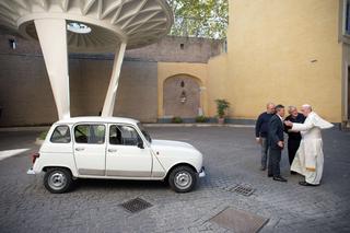 Papież jeździ starym Renault 4 z przebiegiem 300 000 km!