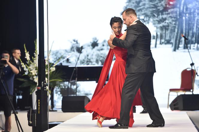 Anna Iberszer i Piotr Woźniak tańczą tango na 90-leciu Juraty i pokazie Doroty Goldpoint