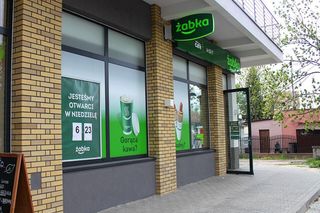 Żabka 1 listopada 2025. Godziny otwarcia we Wszystkich Świętych