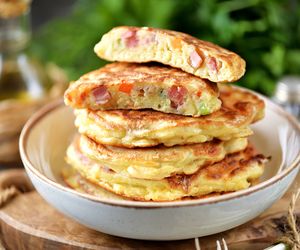 Placki pszenne z wędzonką i warzywami: przepis na wytrawne placuszki