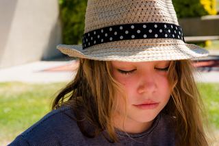 Czy to nie udar cieplny? 8 groźnych objawów udaru u dziecka, które możemy pomylić z innymi schorzeniami