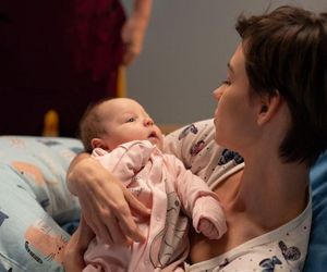 Na dobre i na złe odc. 958. Blanka (Pola Gonciarz), córka Nina (Michalina Grot)