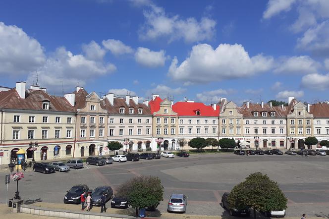 Krzykliwy kolor dachu w zabytkowej części Lublina. Dlaczego tak go pomalowano? 