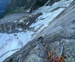 Andrzej Ficek, Roman Forysiak i Szymon Podosek z Klubu Wysokogórskiego w Bielsku-Białej, pokonali klasyczną drogę na szczyt Petit Dru w masywie Mont Blanc