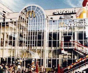 Małe frytki za 7 tysięcy złotych, Big Mac za zaledwie 25 tys. zł. Tak otwierano pierwszy McDonald's w Polsce