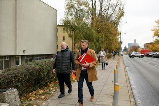 Twórca Red is Bad Paweł S. został doprowadzony do prokuratury w Katowicach