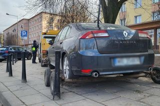 Samochód porzucony na chodniku przy ul. Odyńca 