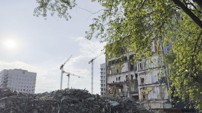 Był jednym z pierwszych biurowców w warszawskim "Mordorze". Właśnie znika z powierzchni ziemi 