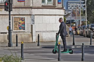 Poseł Wipler przejechał hulajnogą na czerwonym świetle