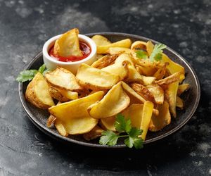 Idealne zamiast frytek i chipsów. Te chrupiące talarki ziemniaczane z patelni to hit tego lata