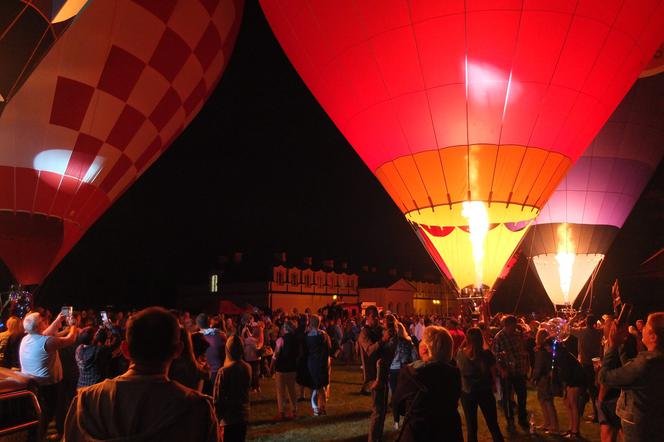 W dzień latały, nocą ziały ogniem. Nocny pokaz balonów w Nałęczowie 