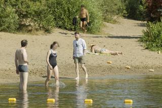 Poseł Śmiszek wykąpał tylko kolana 