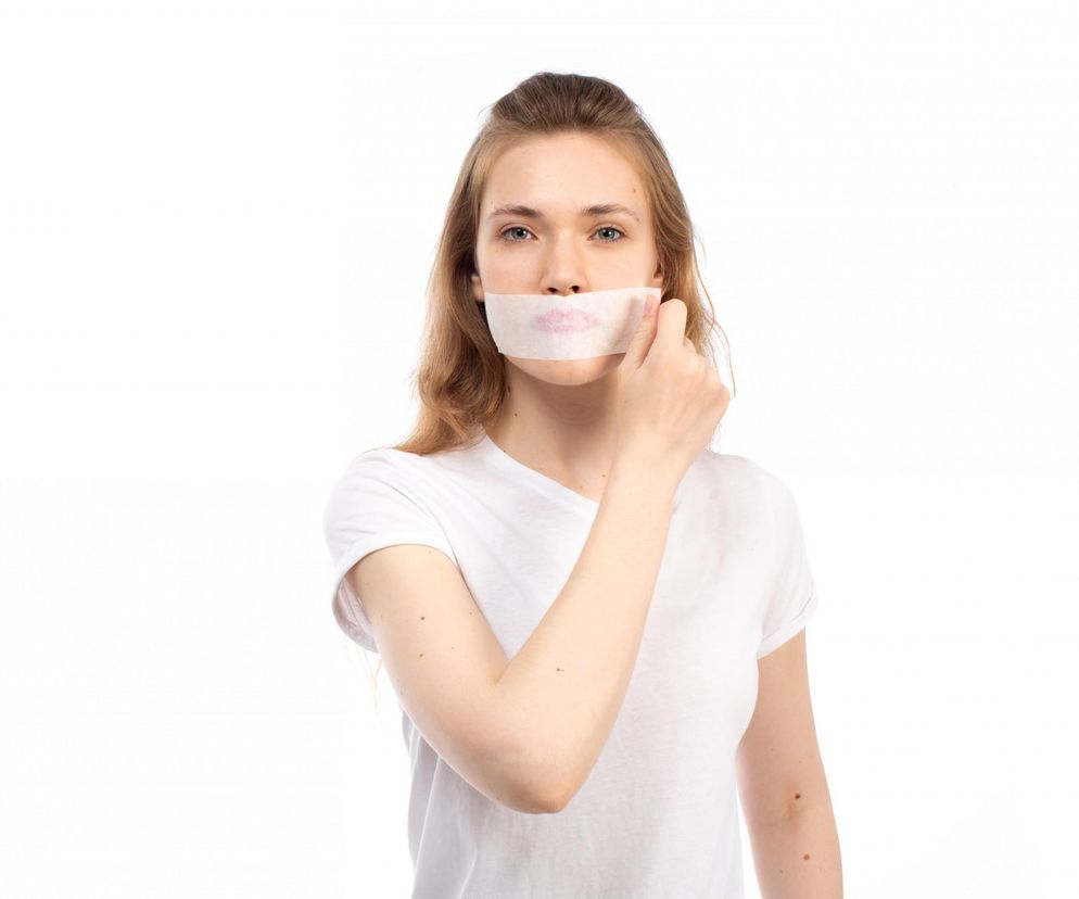 Zaklej usta na dobranoc. O co chodzi w trendzie mouth taping?