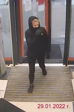 Seria kradzieży w drogerii w Dobrzejewicach koło Torunia. Rozpoznajesz sprawców?