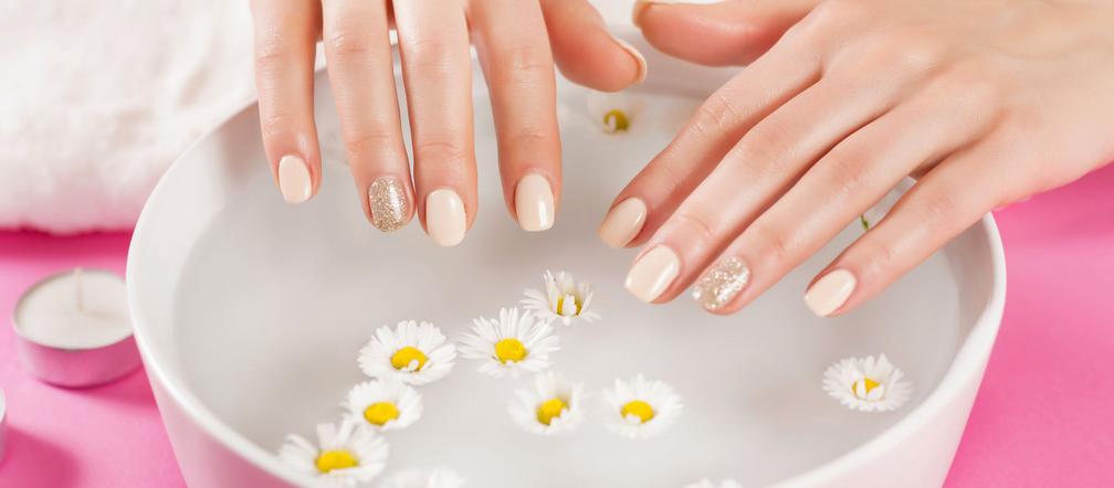 7 sposobów na przesuszone, szorstkie dłonie. Naturalne, domowe i skuteczne 